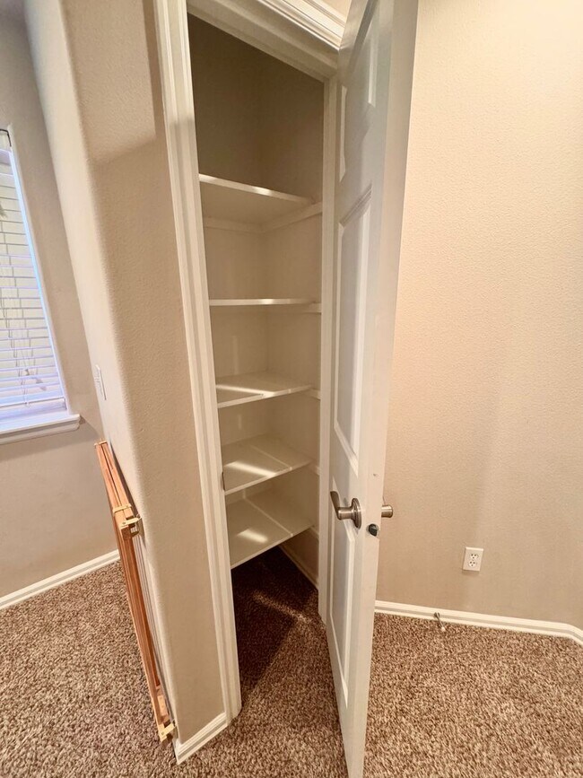 Building Photo - Beautiful Pet Friendly South Corvallis Home