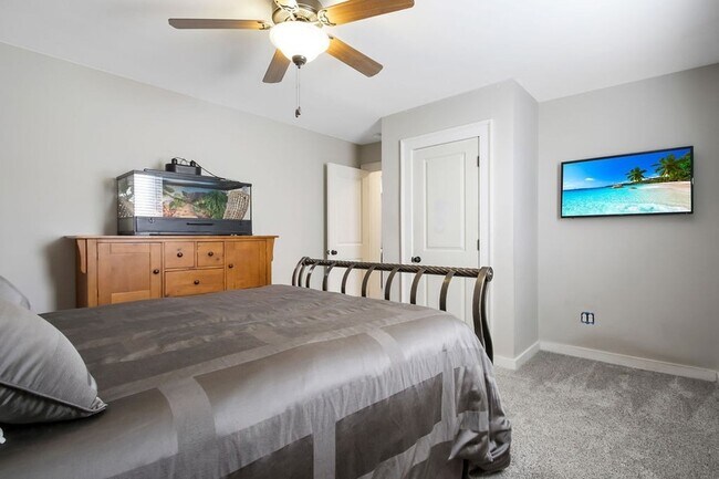 Building Photo - 647 Sire Ave