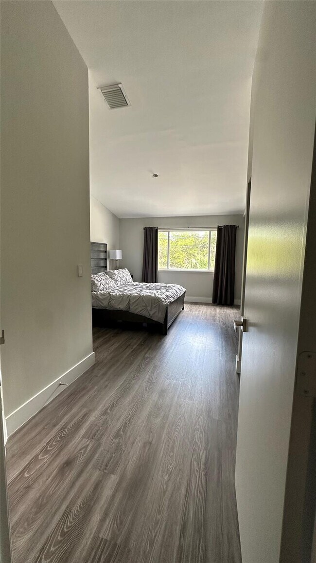 Building Photo - 4912 SW 31st Terrace