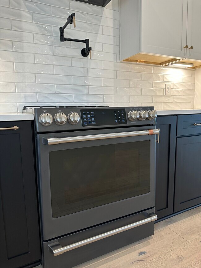 Building Photo - 704 Inspiration Blvd