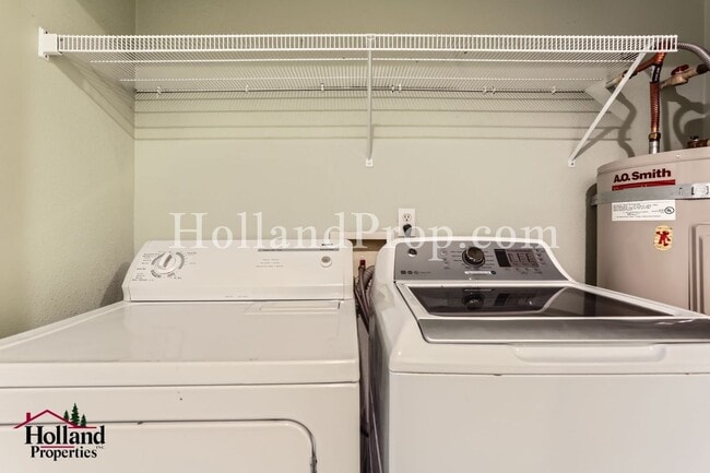 Building Photo - Bright & Spacious 3-Bedroom Townhome in a Prime Location!