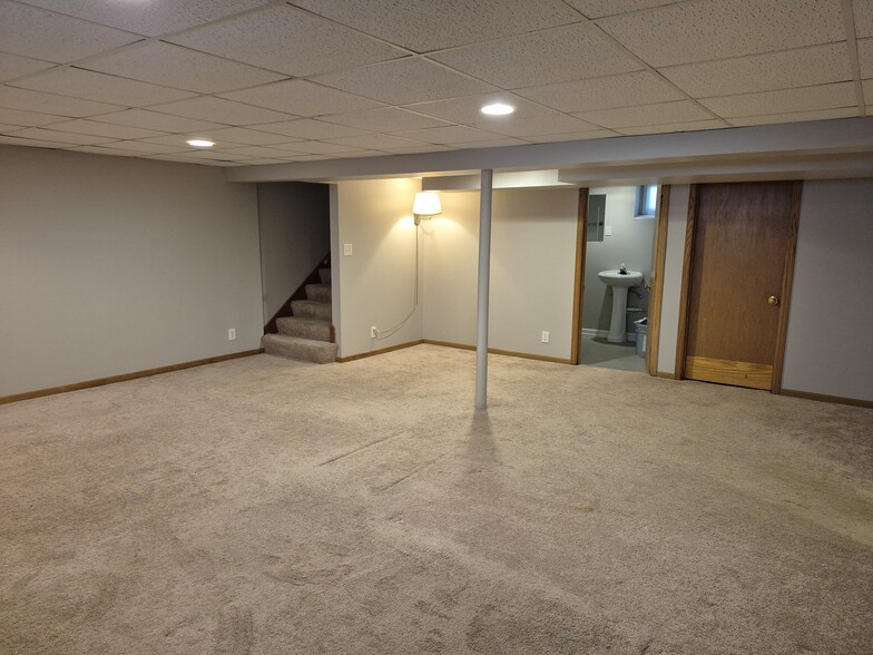 Family Room 25' x 12' - 2219 W 61st St