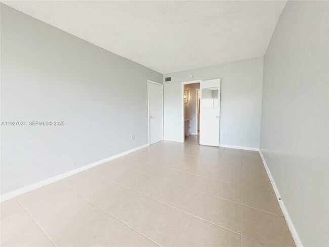 Building Photo - 400 NE 18th Ave