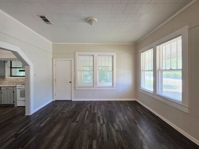 Building Photo - 3BR/1BA home with Bonus Room and large fenced back yard