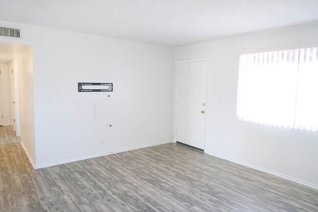 Building Photo - ASU Proximity Meets Comfort in This 4-Bedroom Tempe Home