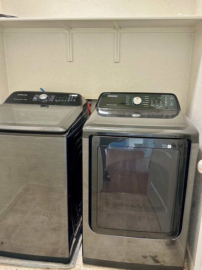 Building Photo - Lovely home with all new appliances and la...