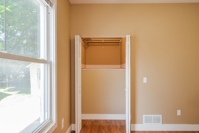 Building Photo - 422 Cadwell Ave NW