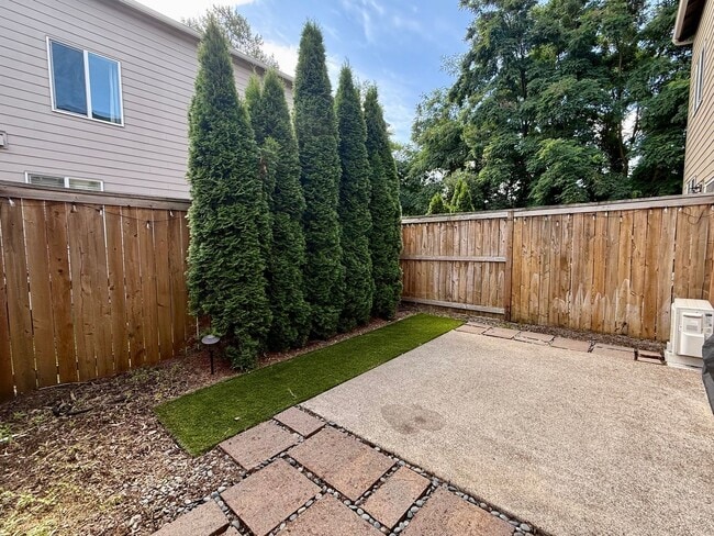 Building Photo - Lovely 3 bedroom/2.5 Bath Townhouse