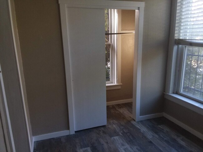 Building Photo - Cap Hil Adorable 1 Bedroom Available Now!