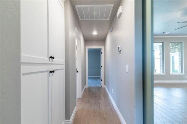 Building Photo - Gorgeous 4 bed 3 bath home in East Edmond-...