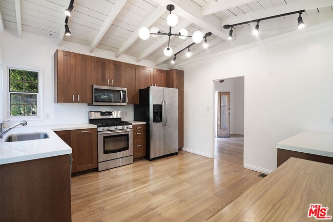 Building Photo - 731 San Vicente Blvd