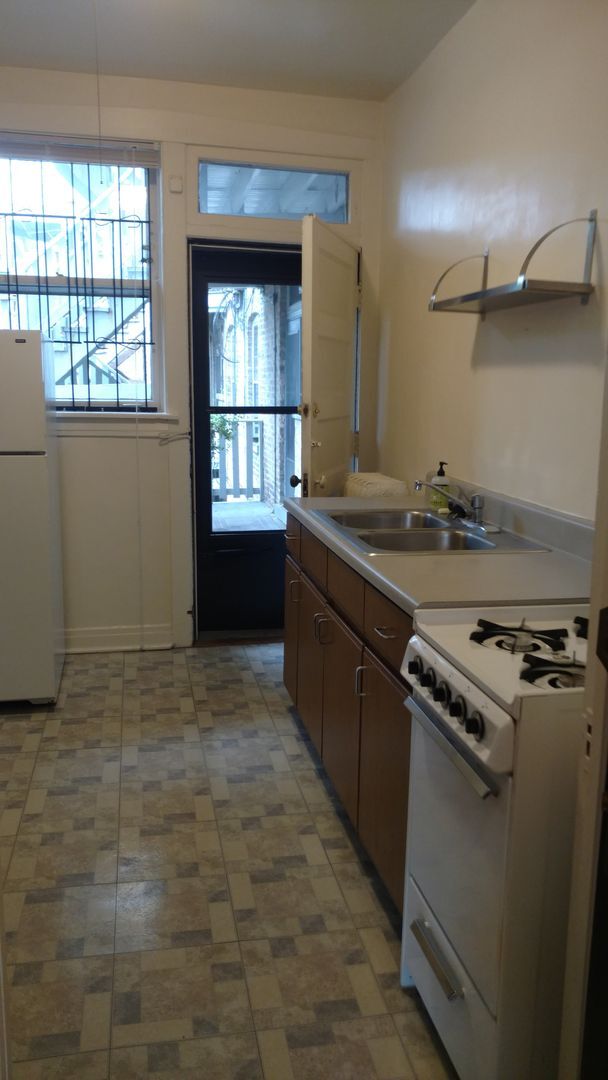 Building Photo - Fantastic Roscoe Village One Bedroom