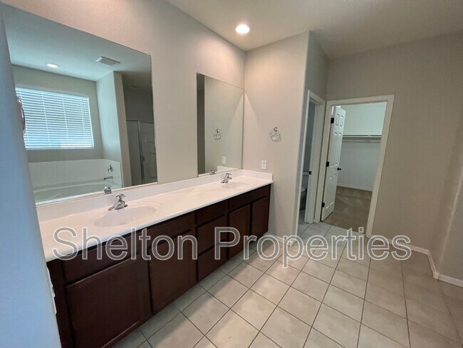 Building Photo - 10817 W San Juan Ave