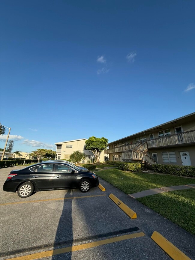 Building Photo - 185 Salisbury E