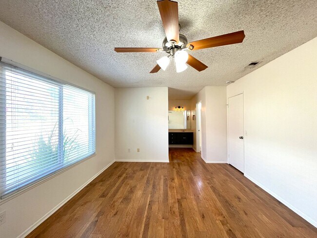 Building Photo - 3 bed, 2 bath located in Riverside!