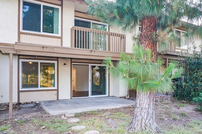 Building Photo - AVAILABLE NOW! STUNNING 3BD/2.5BA TOWNHOUS...
