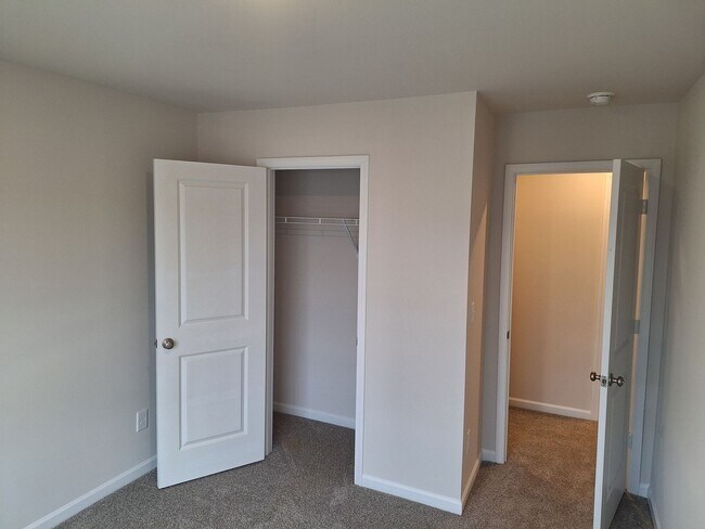Building Photo - 725 Gatestone Ln