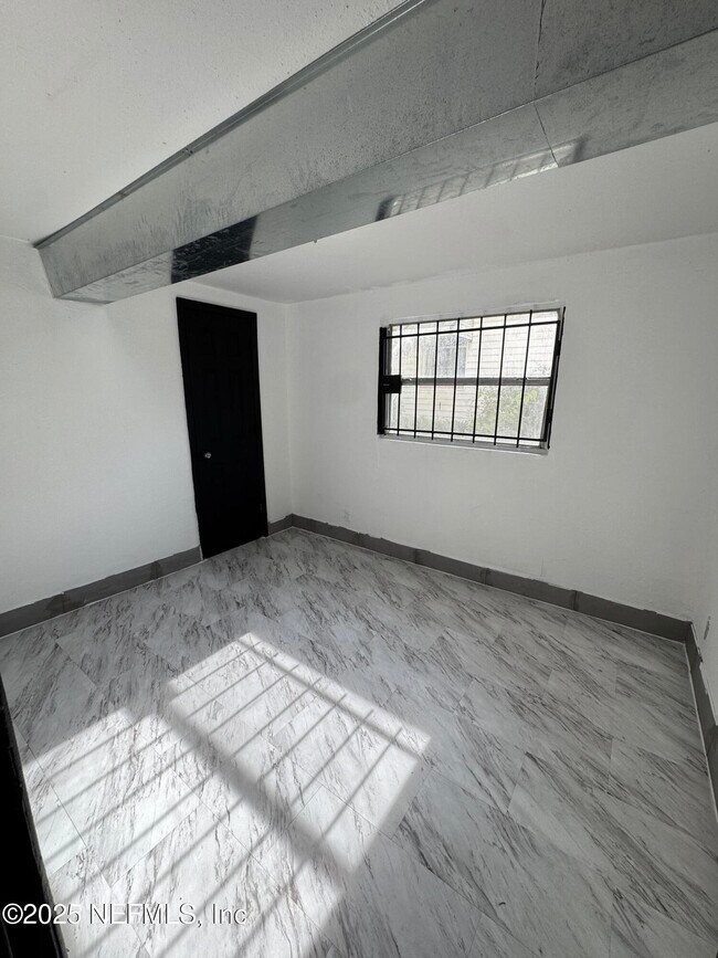 Building Photo - 929 W 27th St
