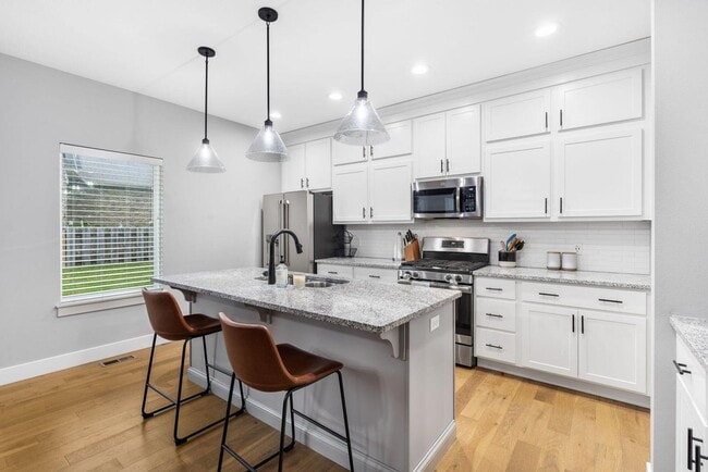 Building Photo - Beautiful 3 Bedroom Home w/ Flex Room!