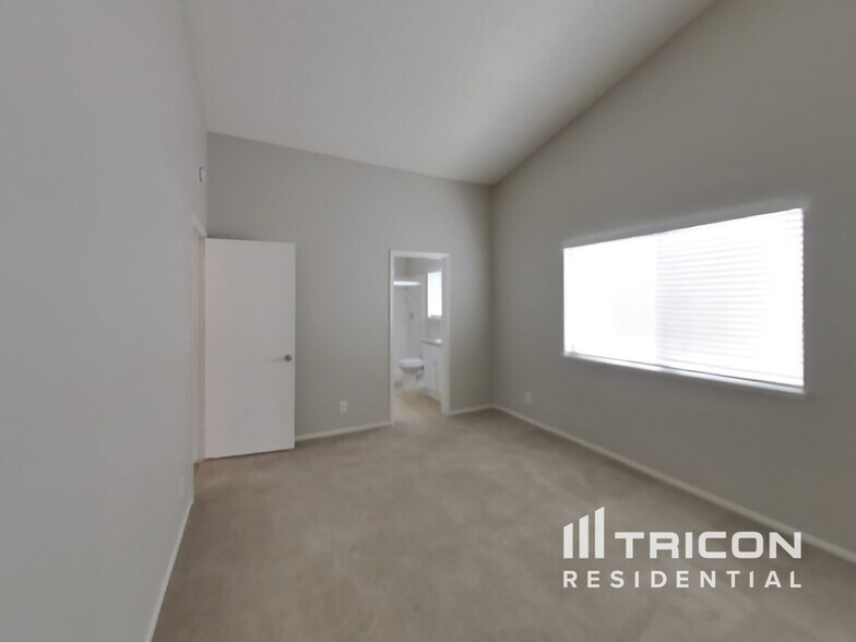 Building Photo - 1833 Ridgefield Dr