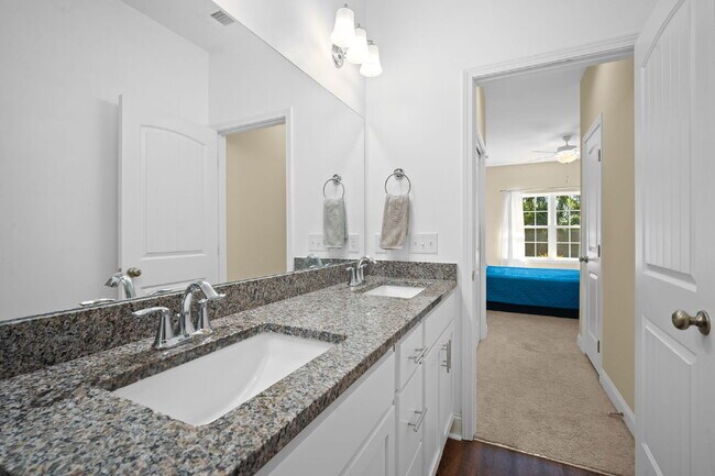 Building Photo - 3 Bedroom 2.5 Bath home in Azalea Square