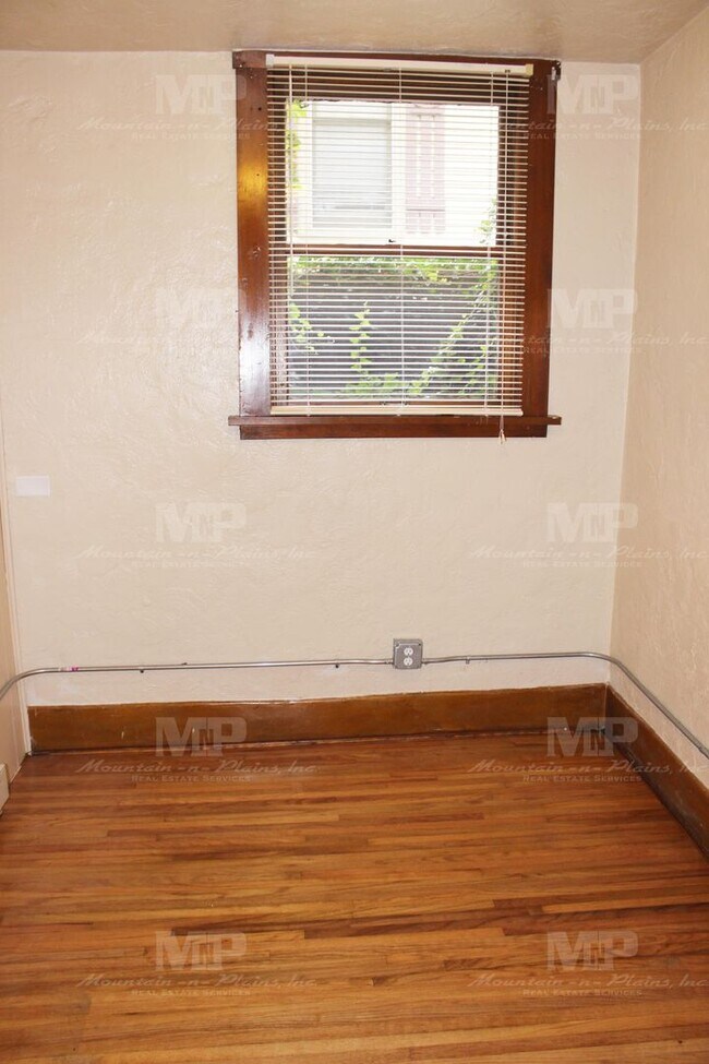 Building Photo - 322 1/2 W Laurel St