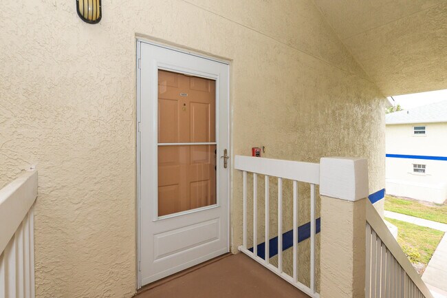 Building Photo - 1530 SE Royal Green Cir