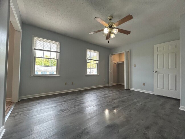 Building Photo - Spacious 3 bed 5 bath condo located in the...