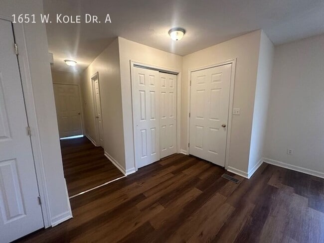 Building Photo - 1651 W Kole Dr