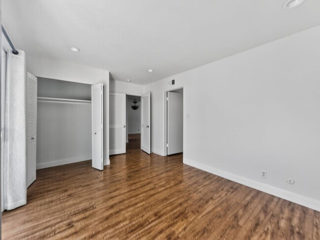 Building Photo - Remodeled, Single-Level, End-Unit Condo in Irvine