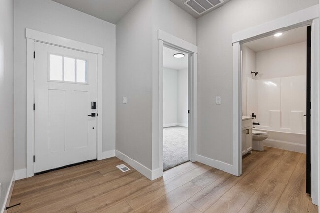 Building Photo - AWESOME 3 Bed 2 Bath Twin home in Sugar city