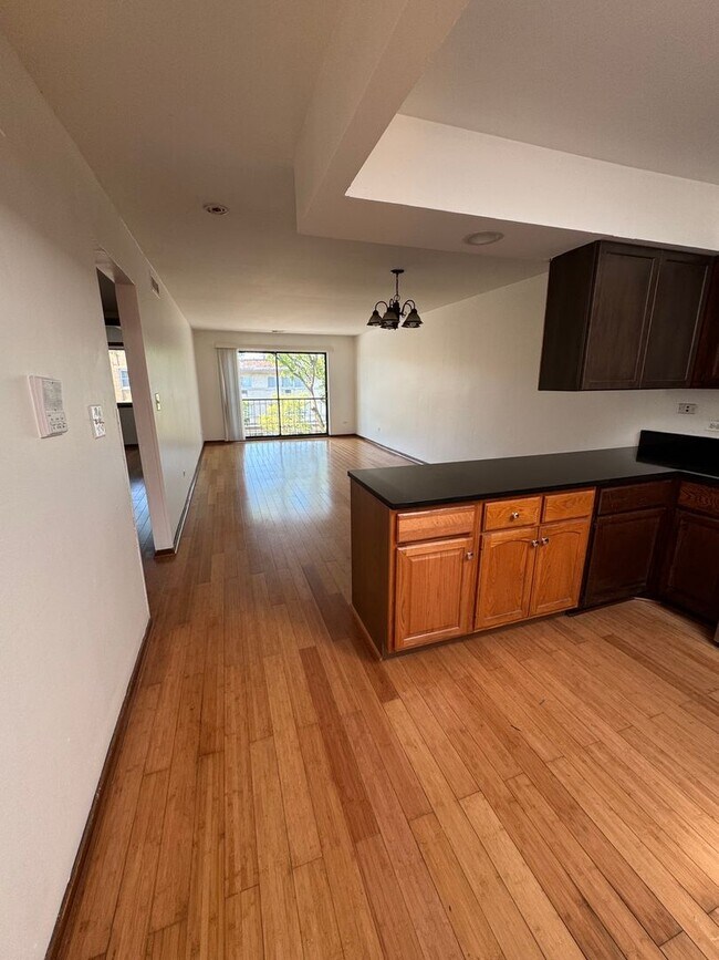 Building Photo - Spacious 2BR Townhome in West Ridge – 1,80...