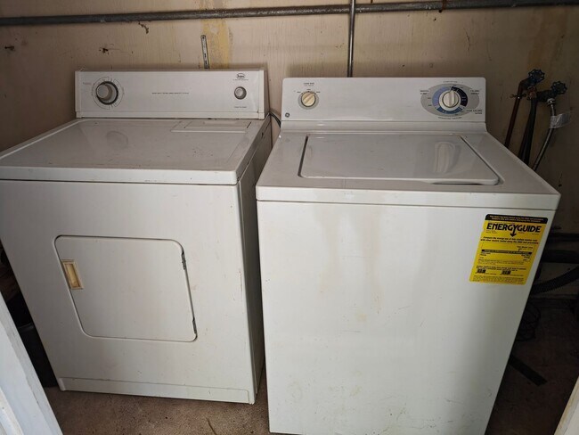 Building Photo - 2644 Pineland Ave