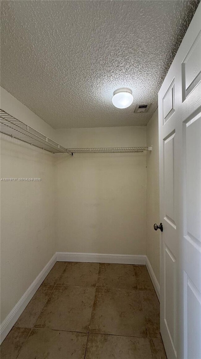 Building Photo - 1524 Lake Crystal Dr