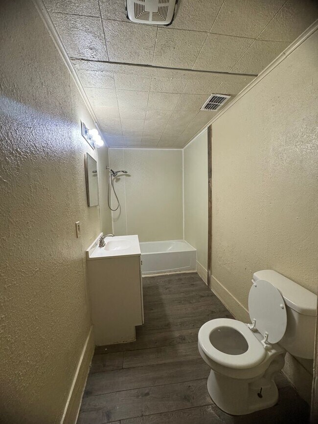 Building Photo - Spacious home in Clyde