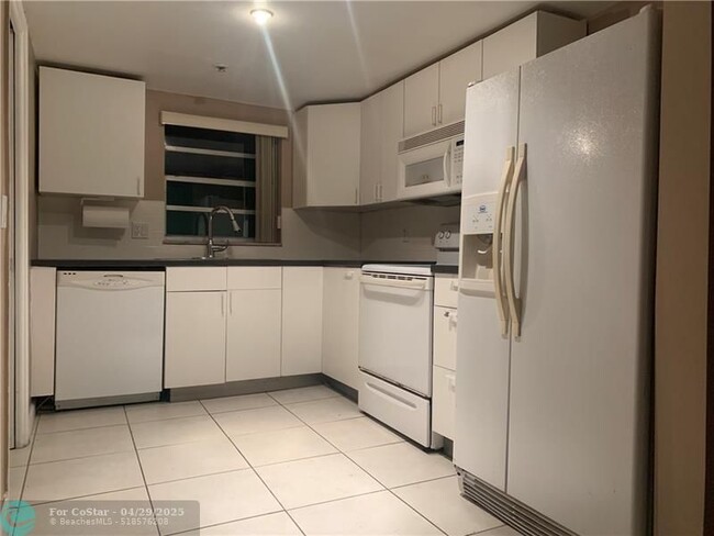 Building Photo - 9470 Live Oak Pl