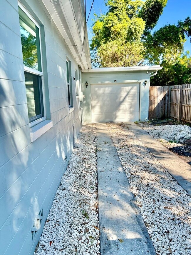 Building Photo - Gorgeous updated 2-bedroom 2-bath home wit...