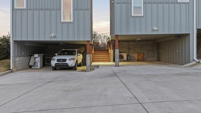 Building Photo - 207 Old Mountain Rd