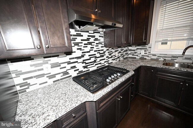 Building Photo - 2413 Glenallan Ave