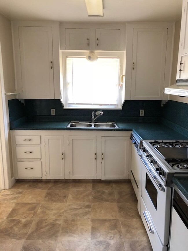 Building Photo - Charming North Bakersfield home!