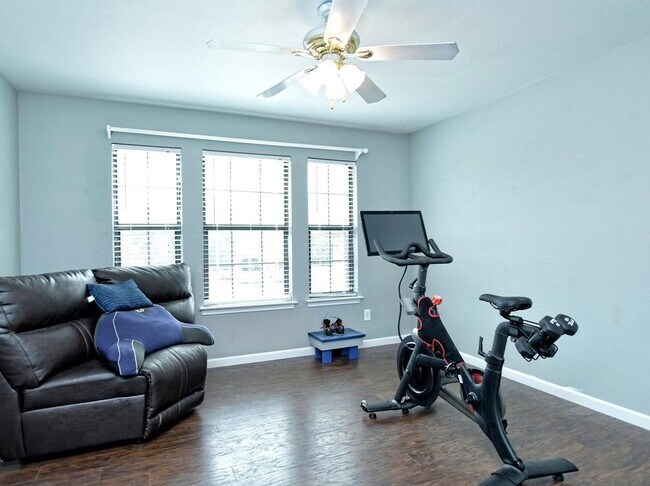 5th bedroom - 102 N Prairie Ln