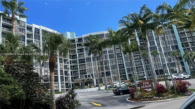 Building Photo - 200 Leslie Dr