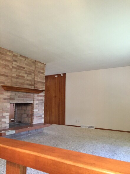 Living Room - 628 Johanna Avenue Southeast