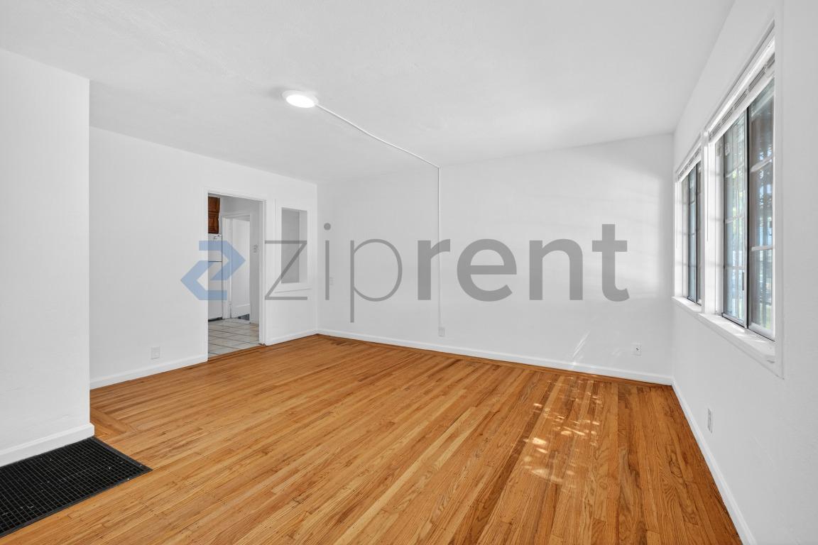 Building Photo - Unit
