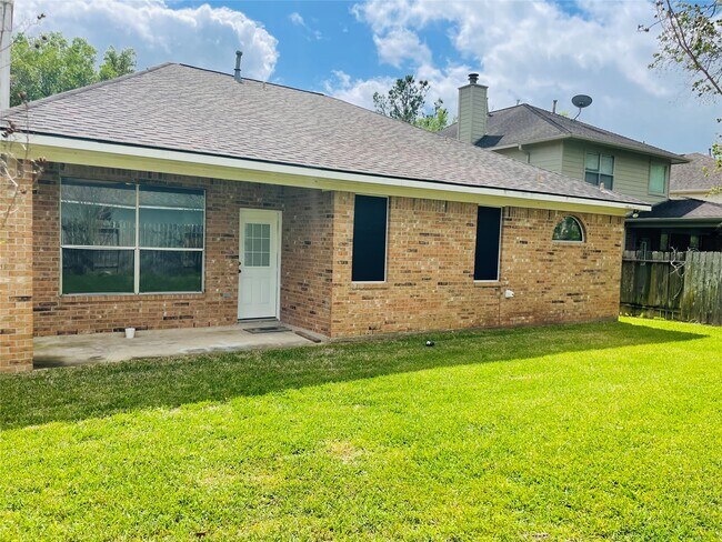 Building Photo - 20910 Medallion Pointe Dr