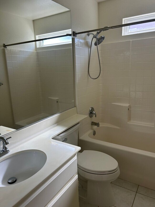 Building Photo - Charming 3 bdrm Crown Hills Home with Spectacular Views