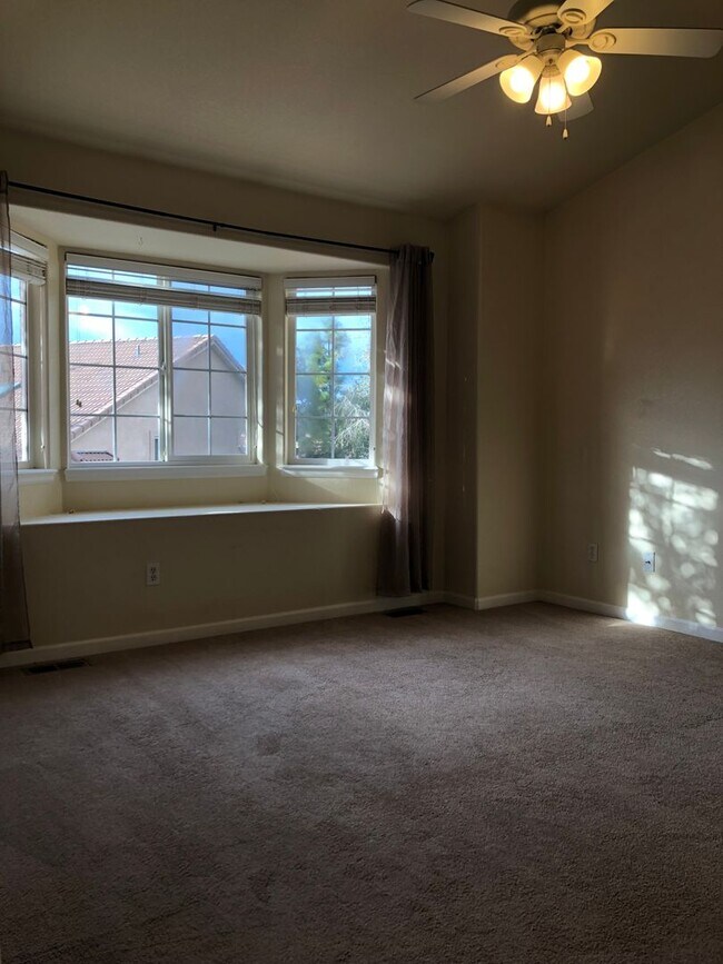 Building Photo - Bright and Open 3 Bed 3 Bath Townhome in G...