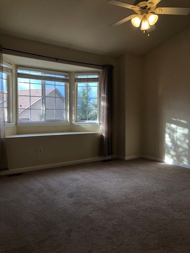 Building Photo - Bright and Open 3 Bed 3 Bath Townhome in Gated Peak View Villas