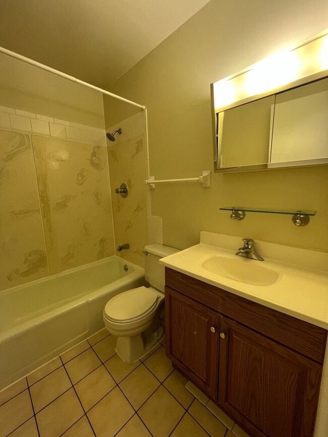 Building Photo - 300 E 16th Ave