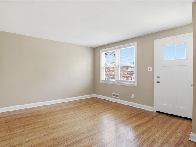 Building Photo - 738 Yale Ave